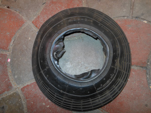 Скат на колесо тележки